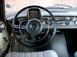 Mercedes 190, 230